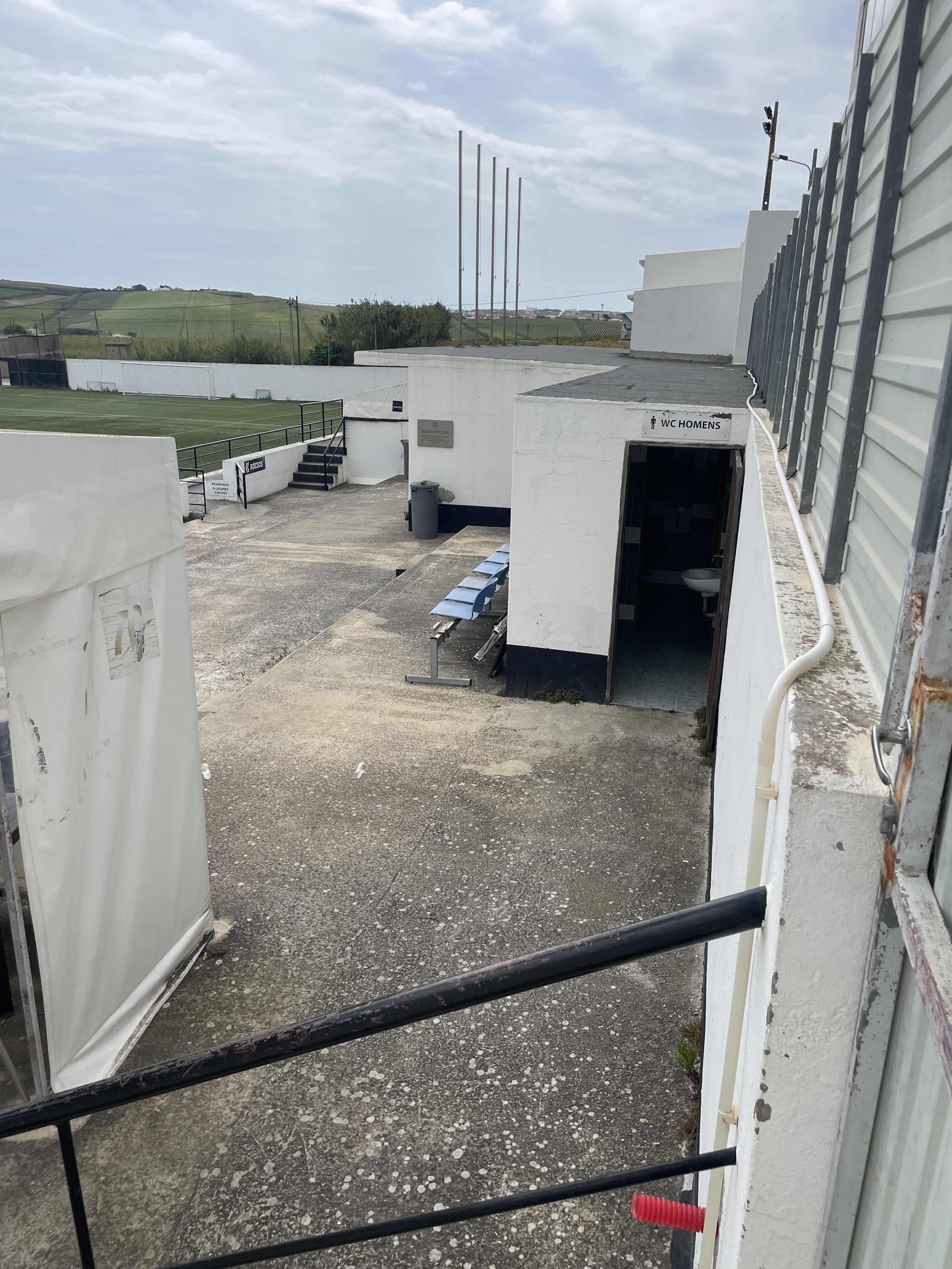 Elevador exterior para acesso ao campo da Salseira na Coutada