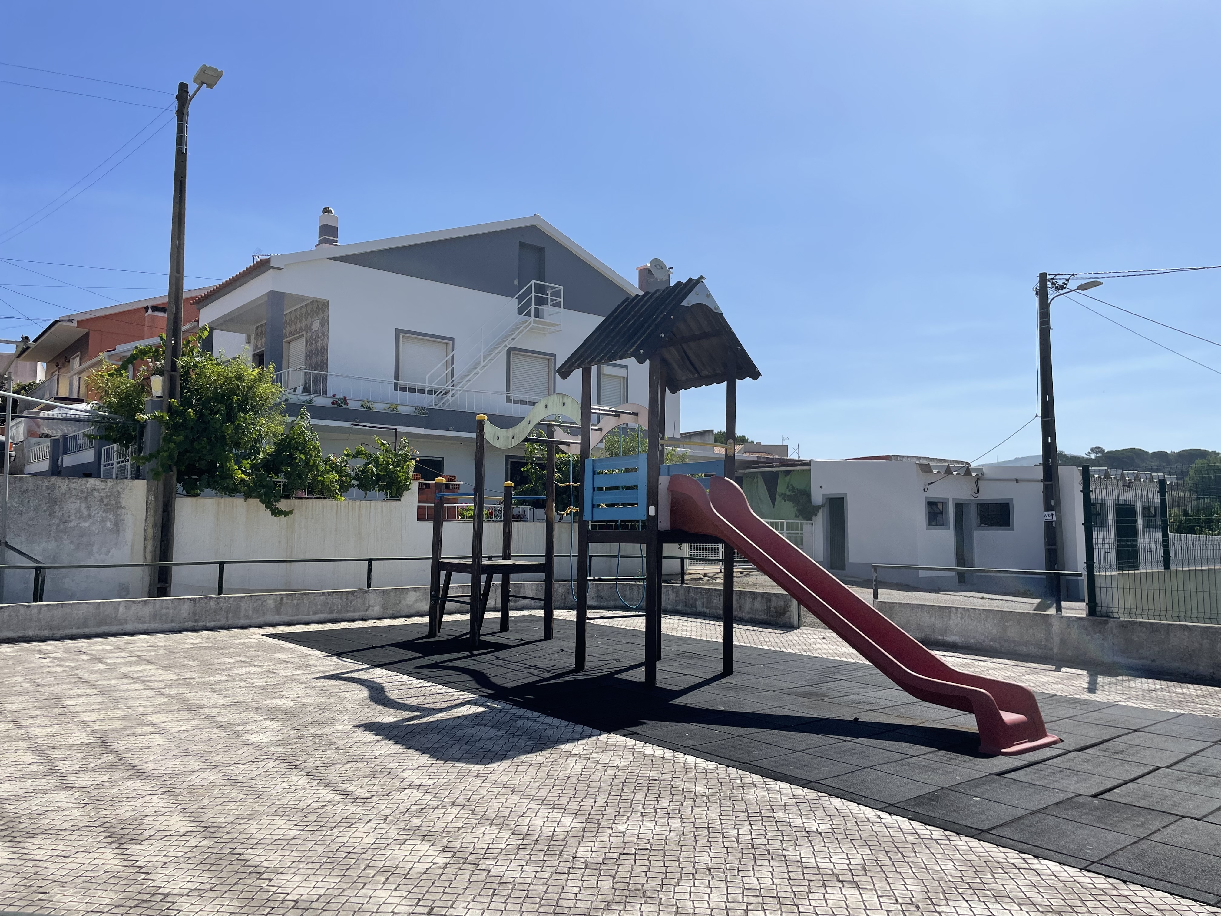 Requalificação do parque infantil e criação de parque intergeracional da antiga Escola da Freixofeira