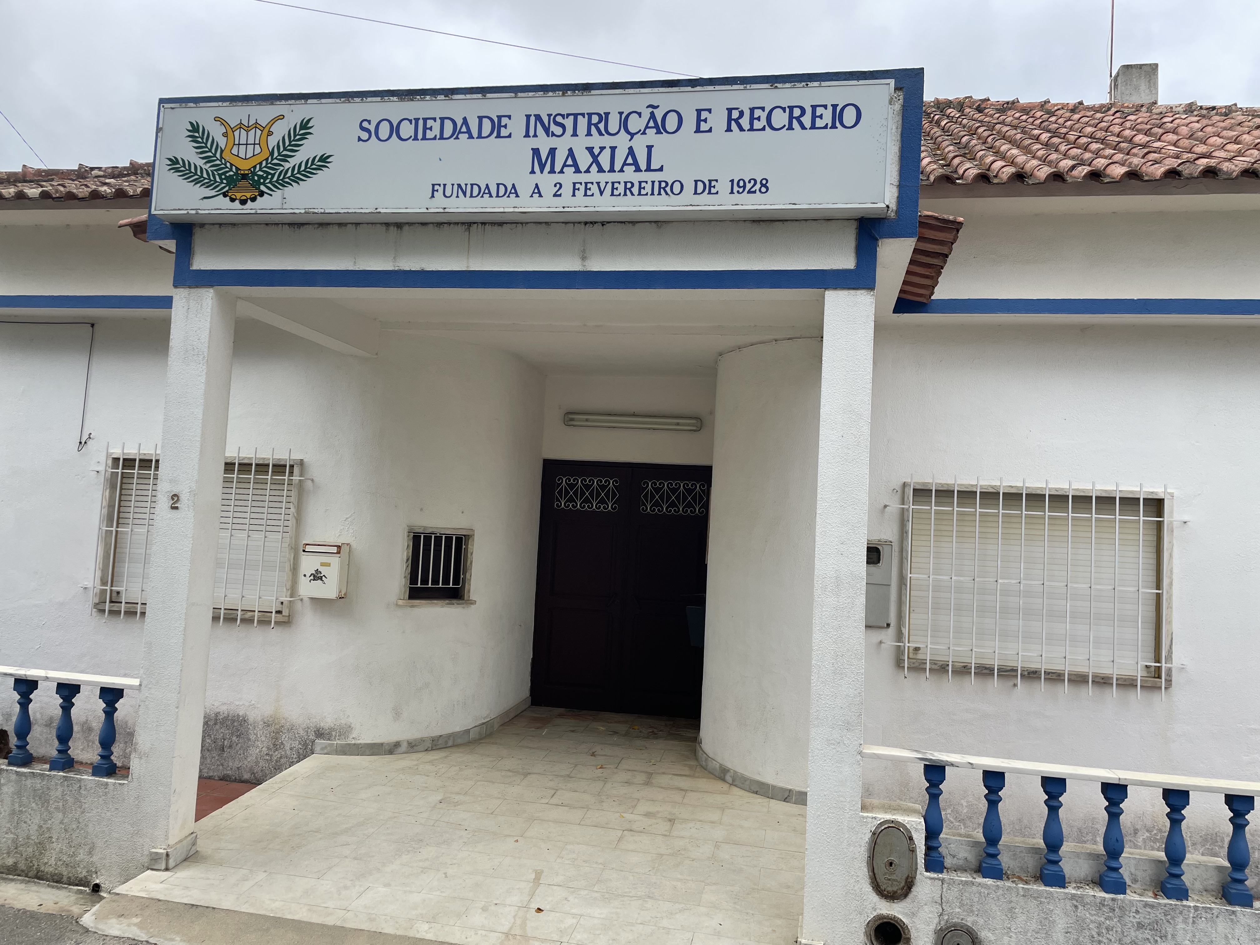 Substituição telhado da Sociedade de Instrução e Recreio do Maxial