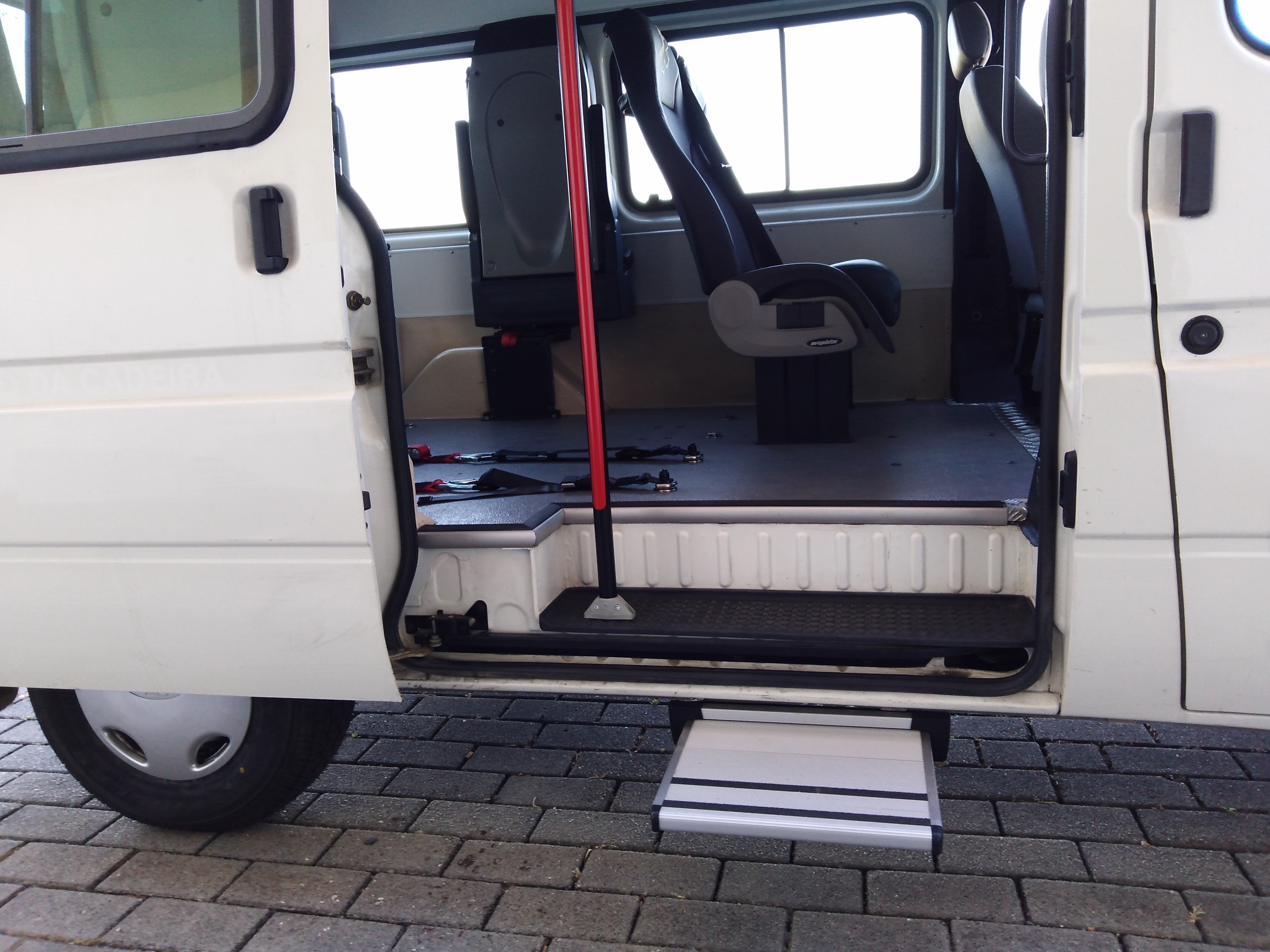 Adaptação de uma ambulância com plataforma elevatória, para transporte de utentes com mobilidade reduzida