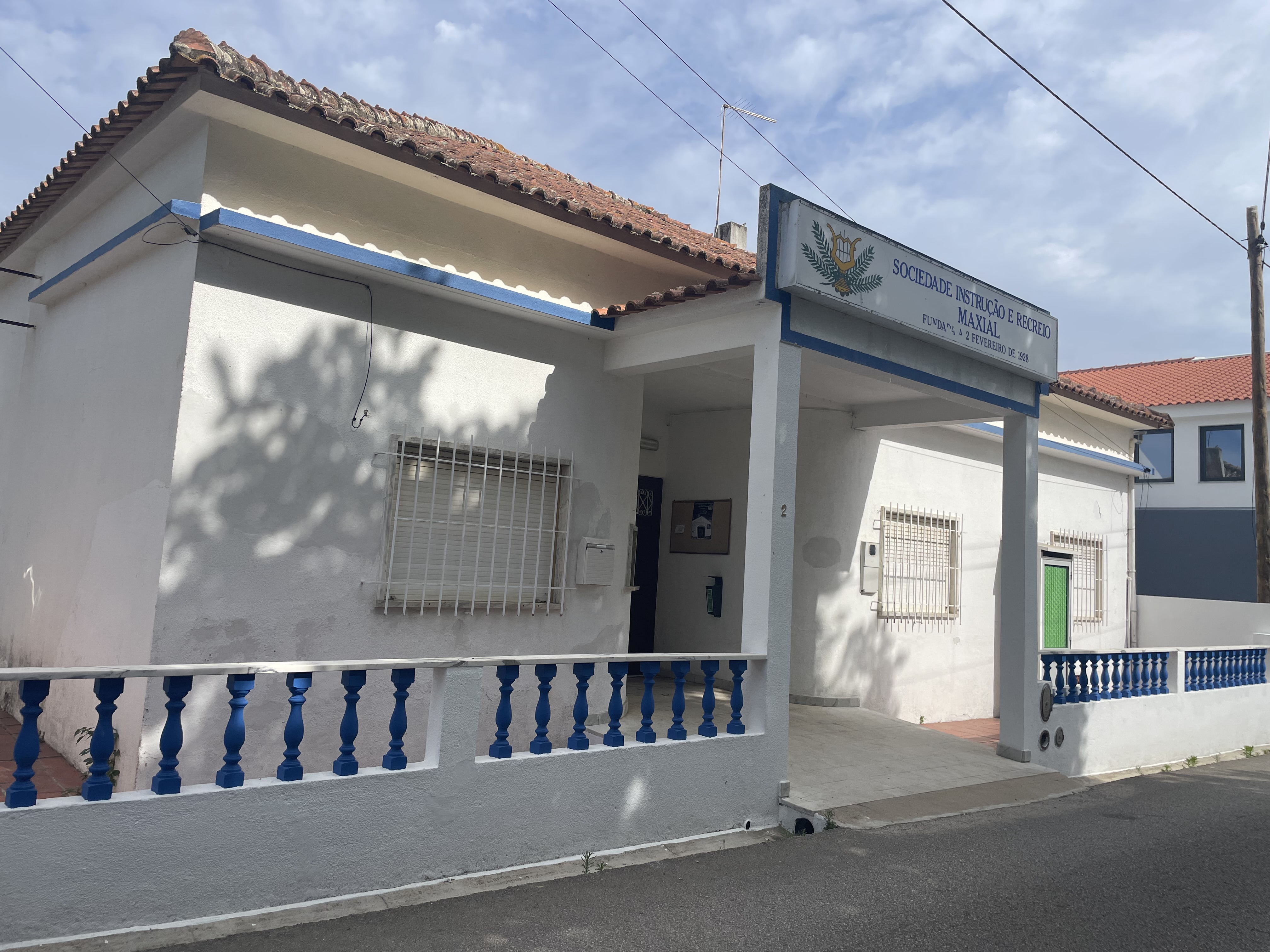 Substituição do telhado da Sociedade de Instrução e Recreio do Maxial