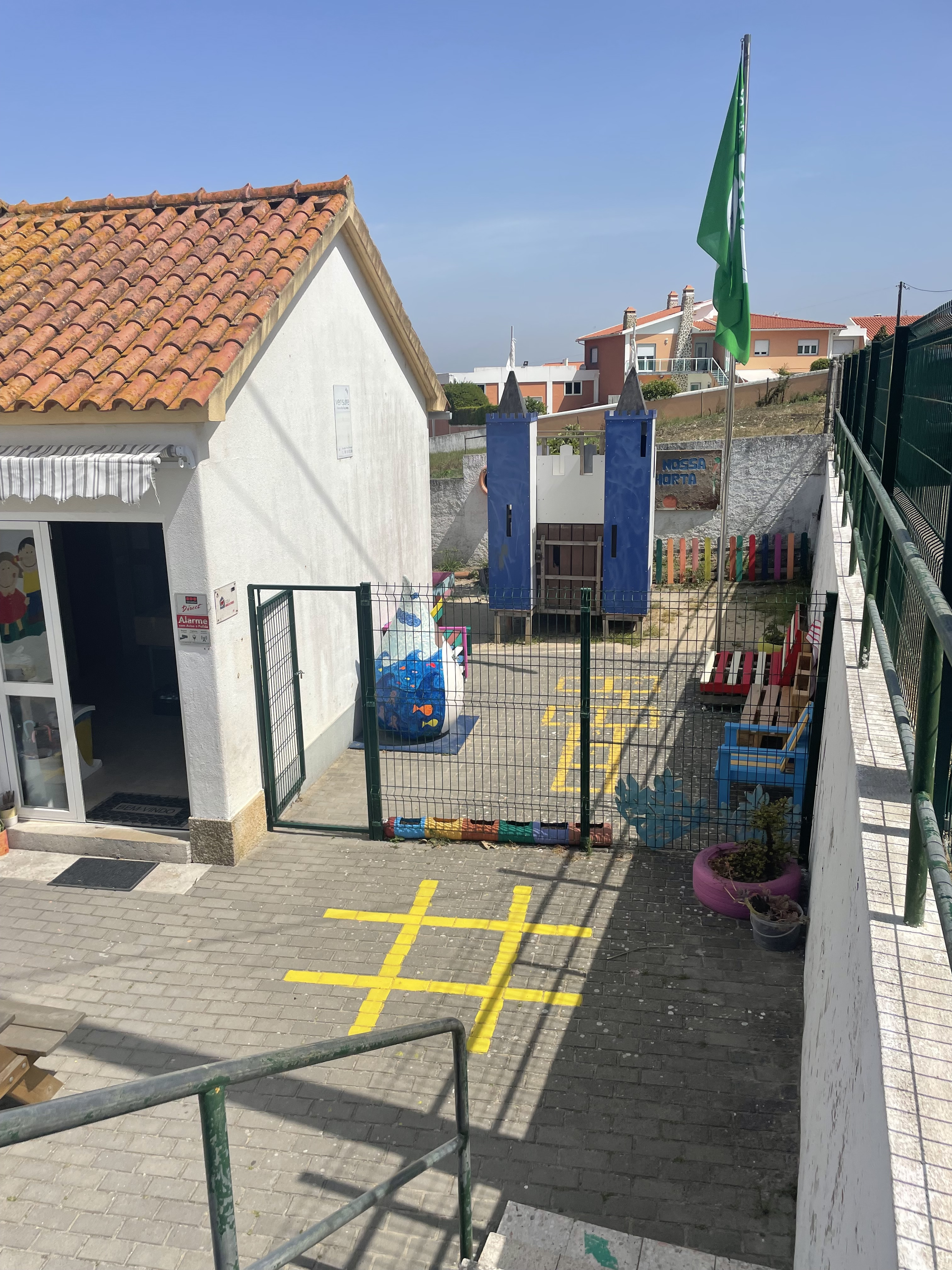 Construção de ensombramento na EB dos Chãos 