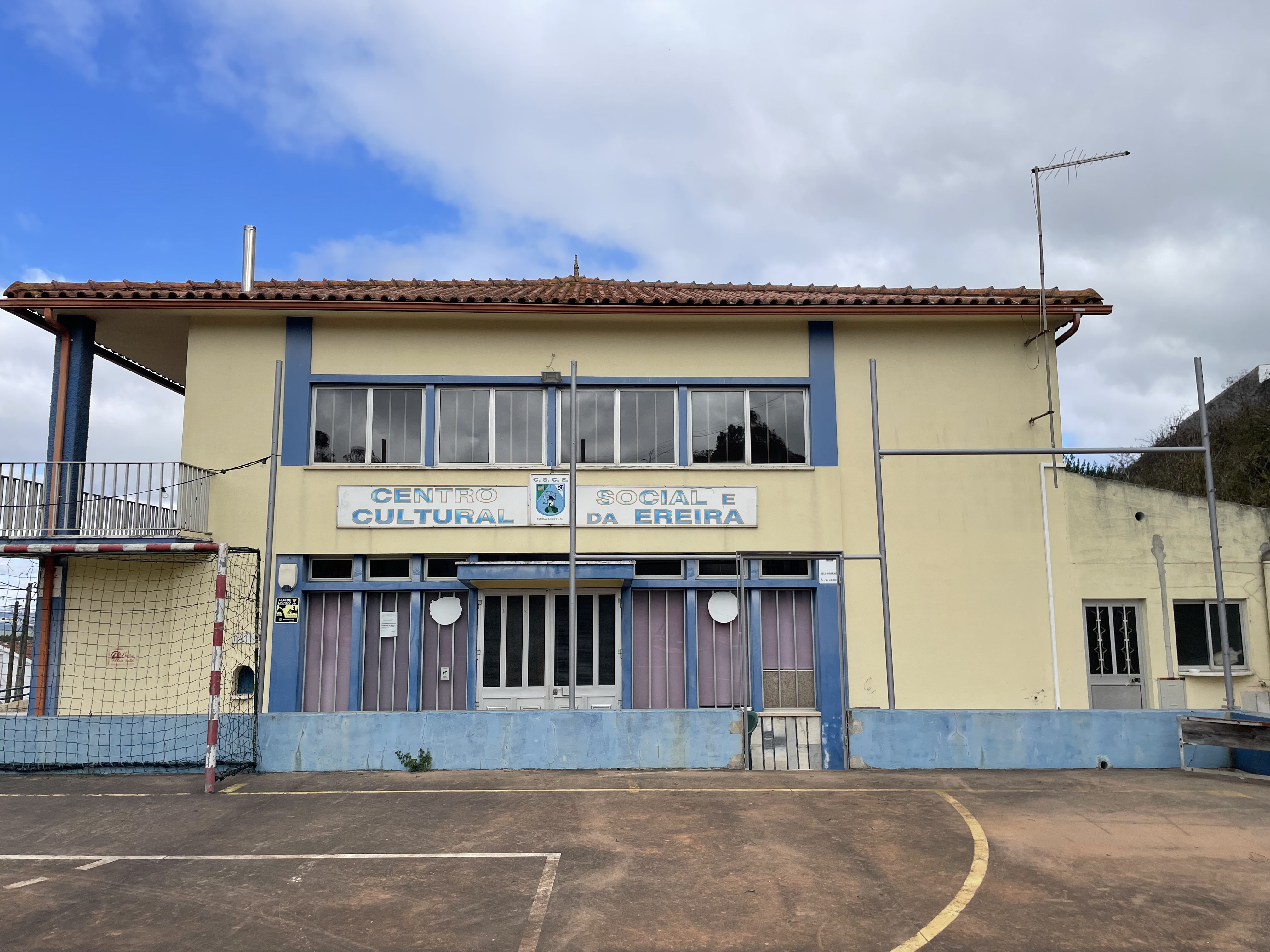 Pintura e reparação do edifício da Associação de Moradores da Ereira