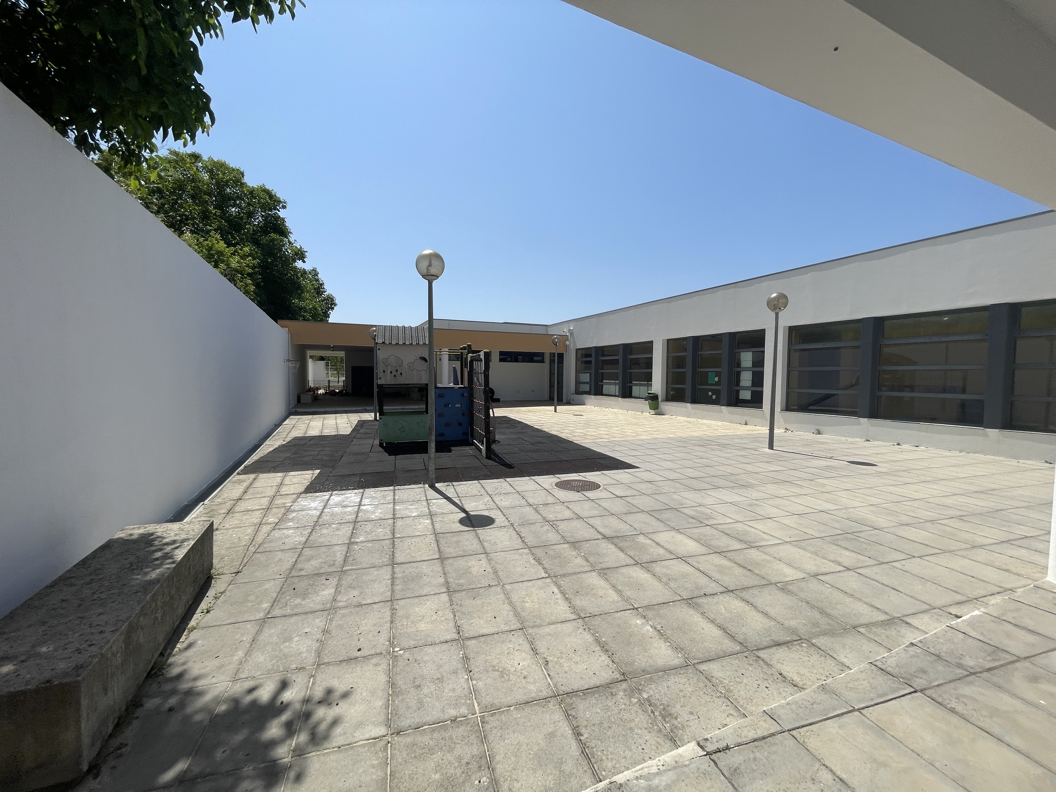 Remodelação dos espaços exteriores do Centro Educativo de Dois Portos