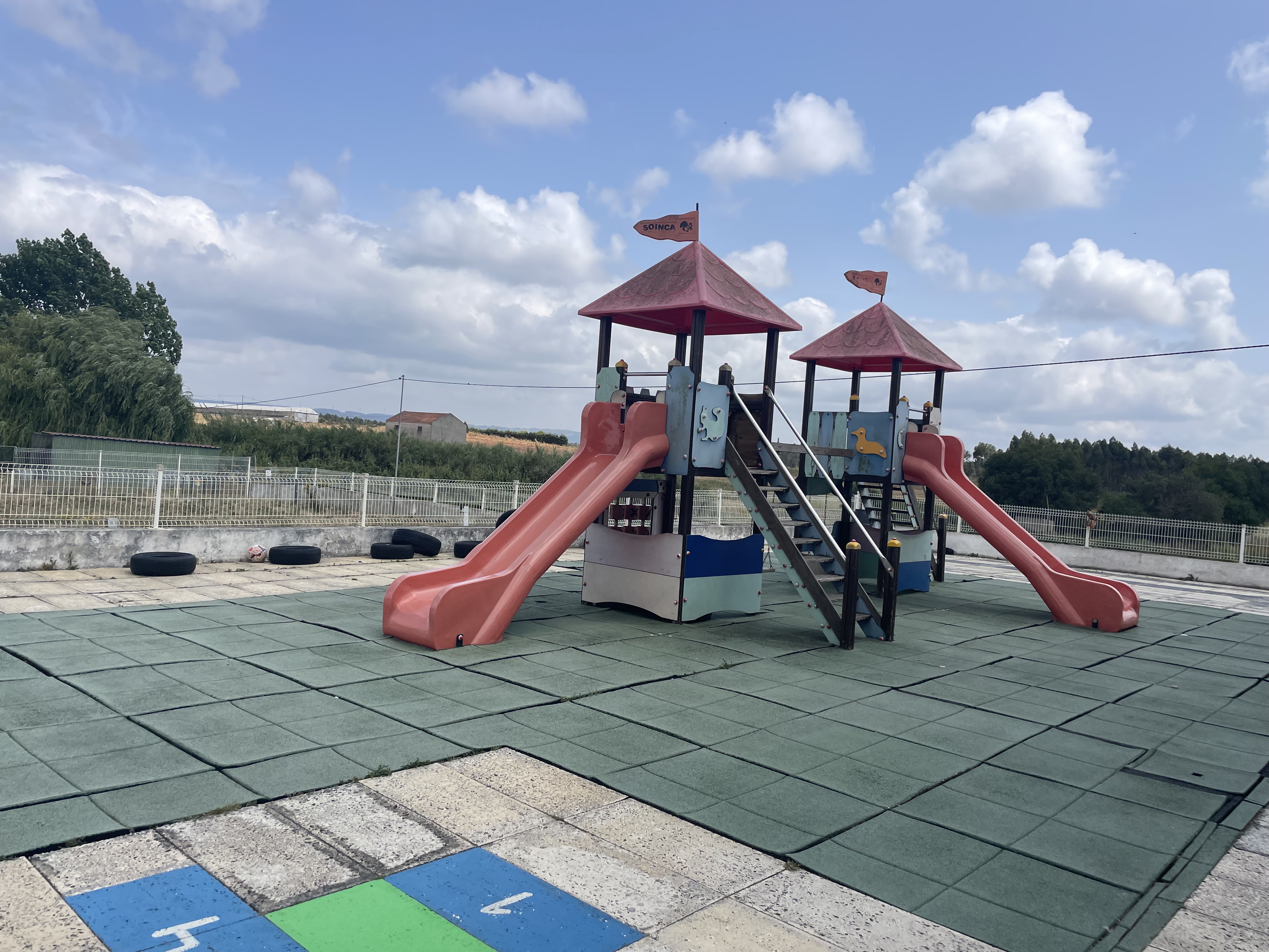 Remodelação dos parques infantis da creche do Menino Jesus de Campelos