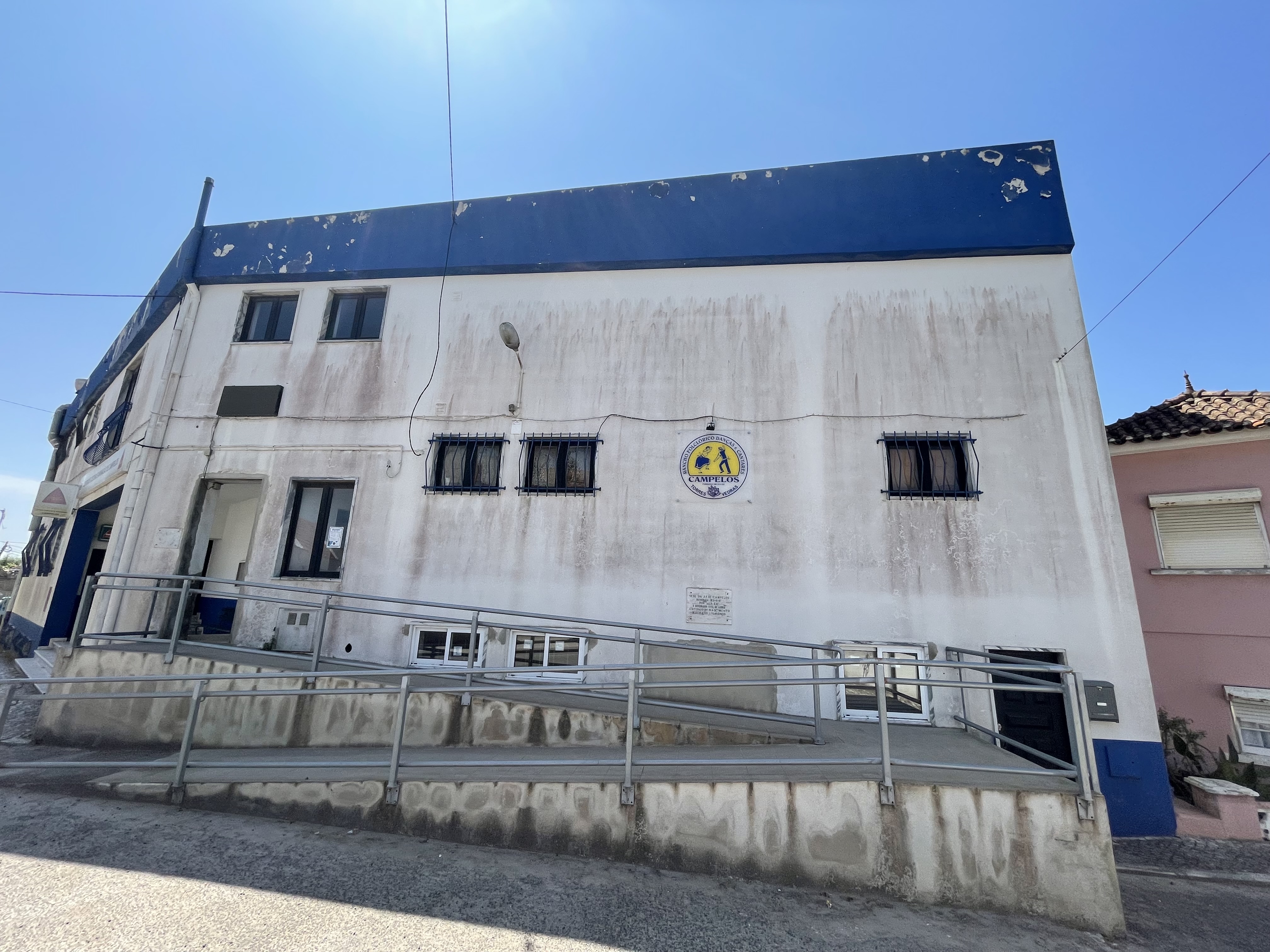 Reparação das caleiras e pintura interior do salão do Centro de Cultura e Animação de Campelos 