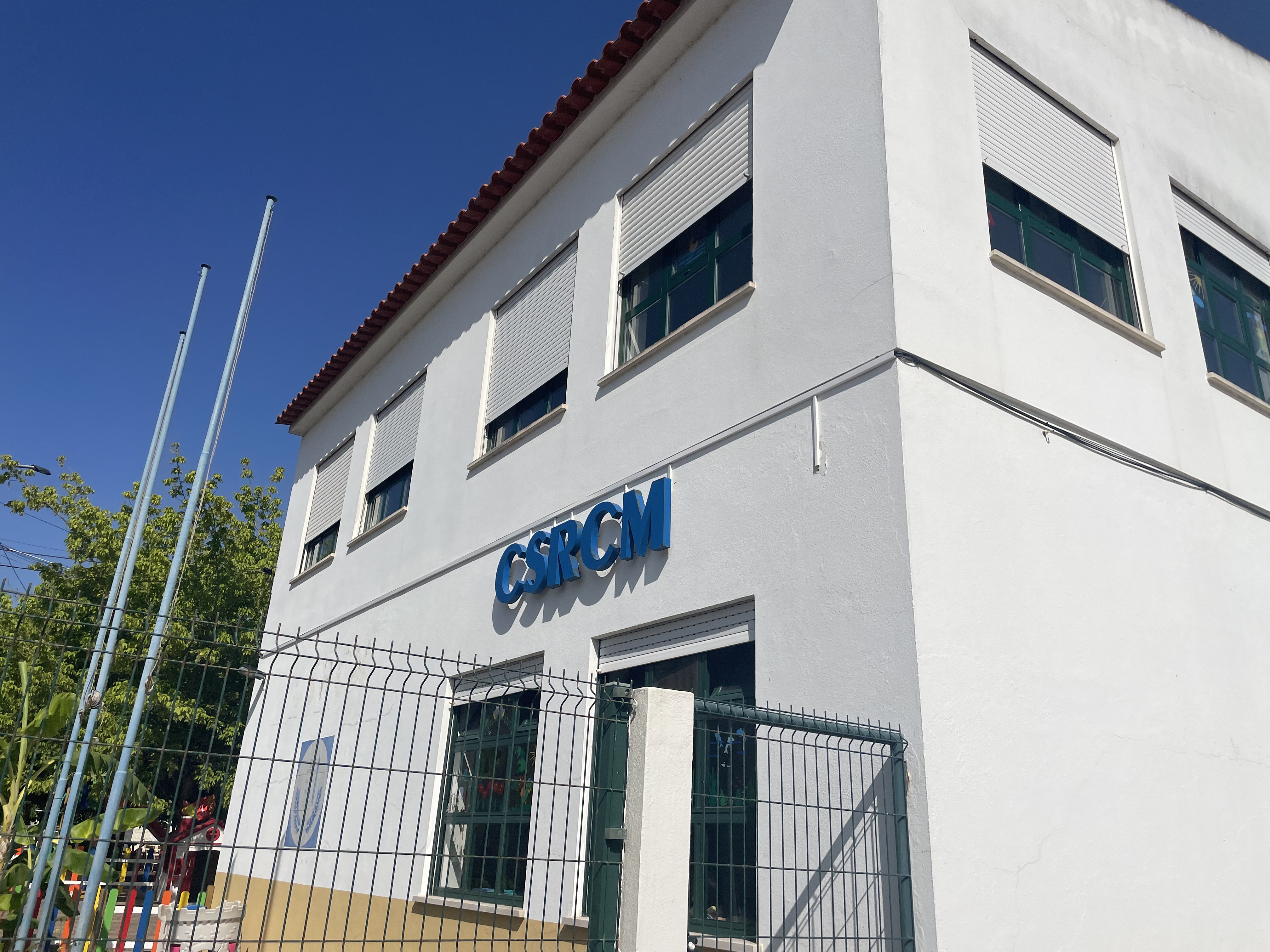 Melhoramentos, pintura e isolamento de paredes e telhado do Centro Social da Maceira