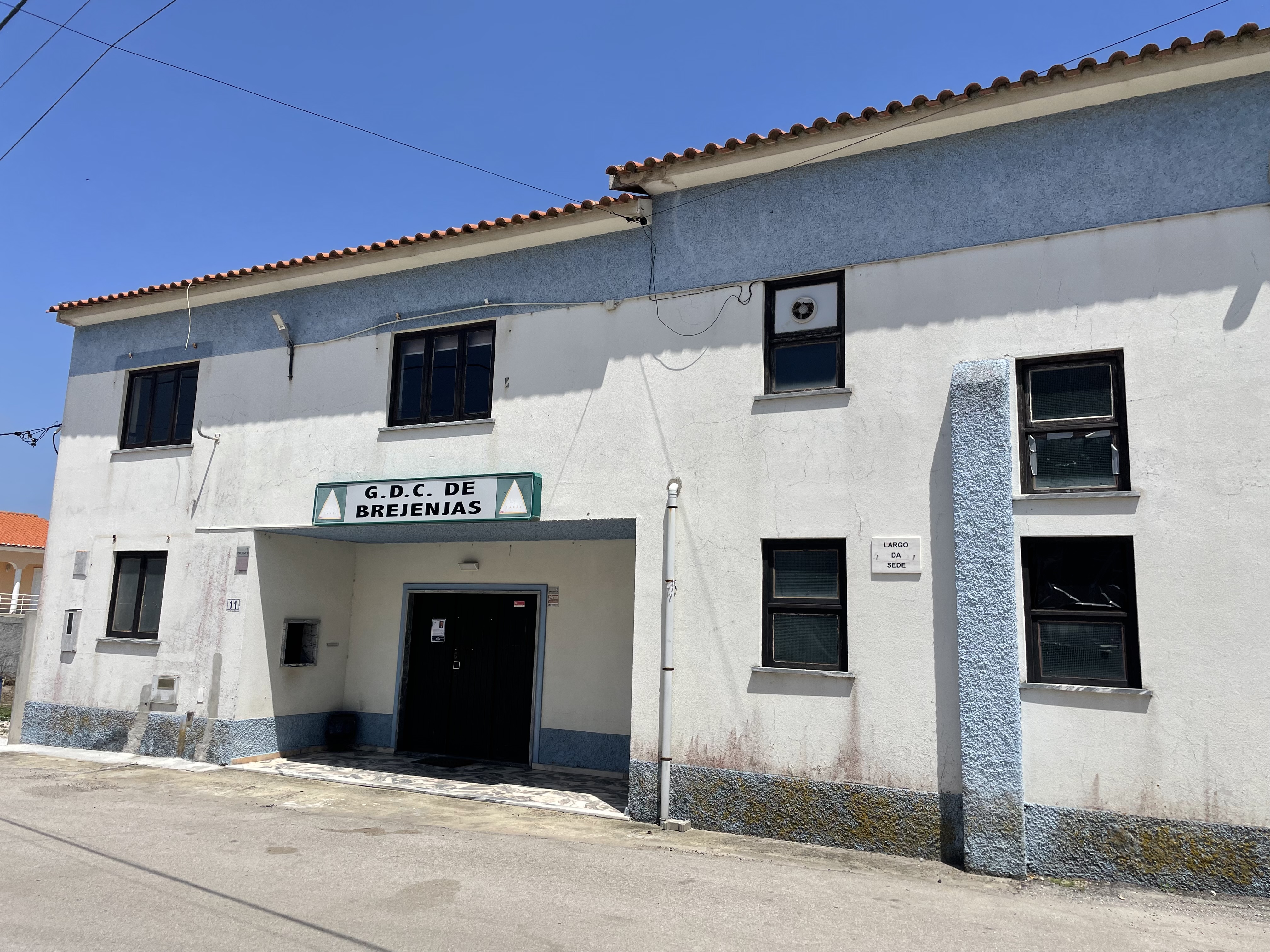 Substituição do pavimento do salão e palco do GDRCBrejenjas