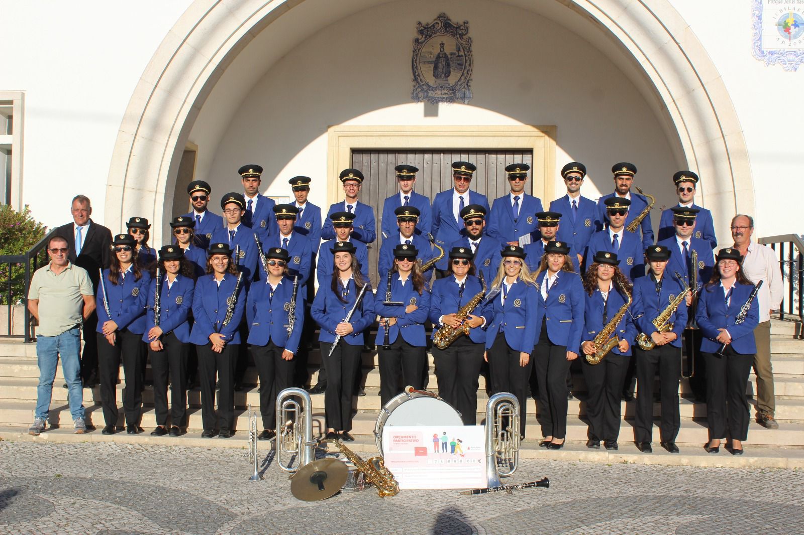 Fardamento e instrumentos para a Banda da Sociedade Filarmónica Incrível Aldeia Grandense