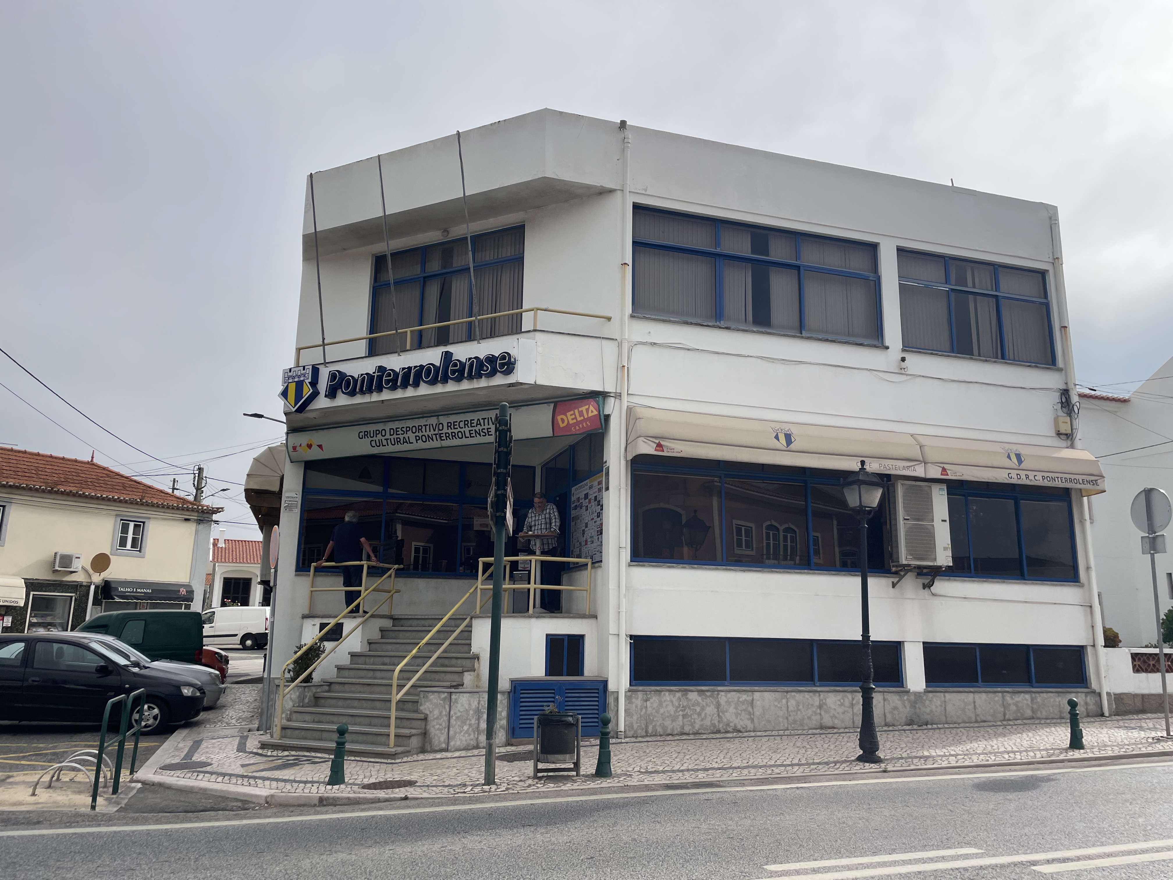 Plataforma elevatória para a sede do Grupo Desportivo Recreativo Cultural Ponterrolense