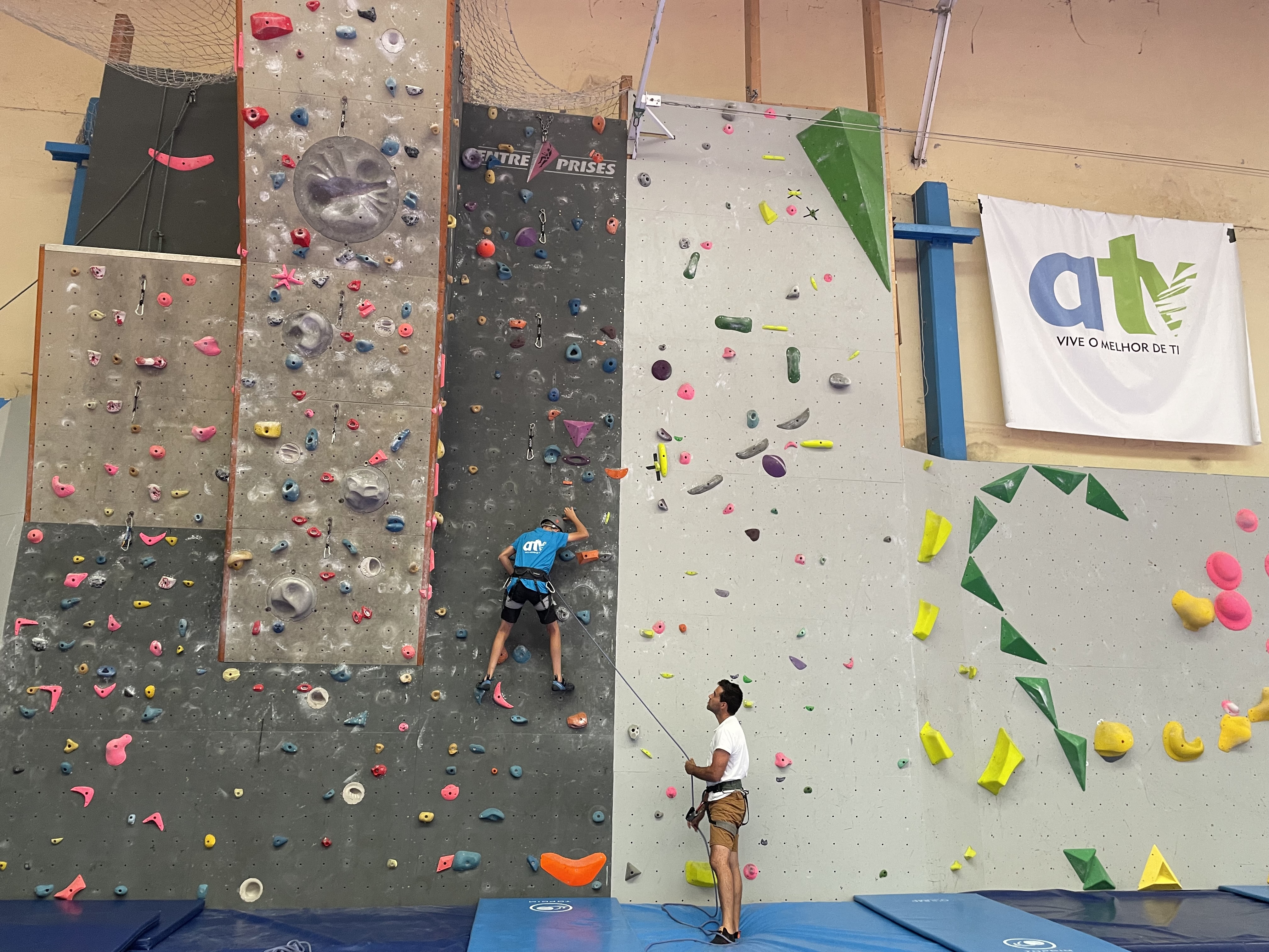 Equipamento para escalada para o ATV no Pavilhão da Escola São Gonçalo