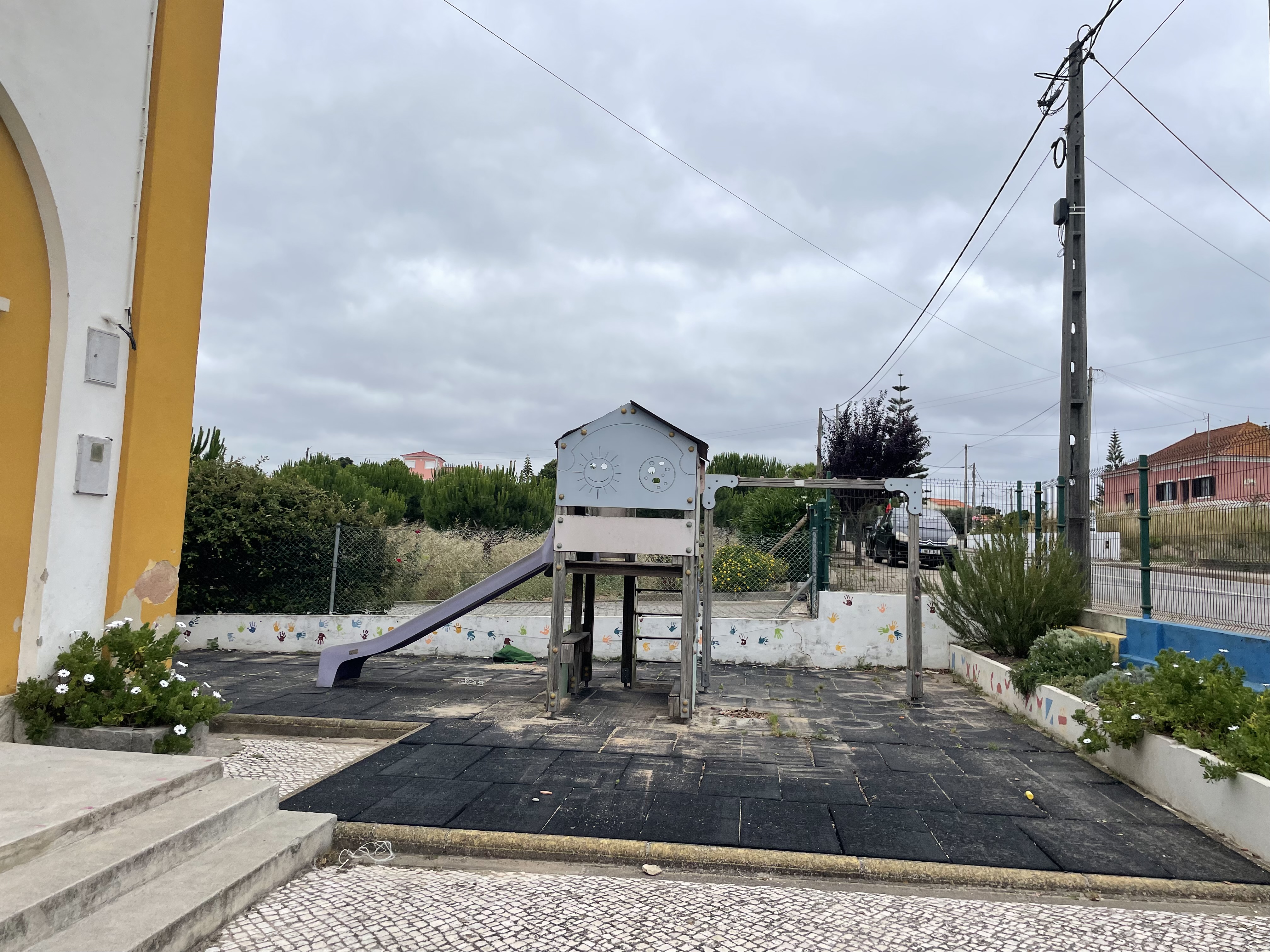 Novo parque infantil para a Escola 4G Campelos