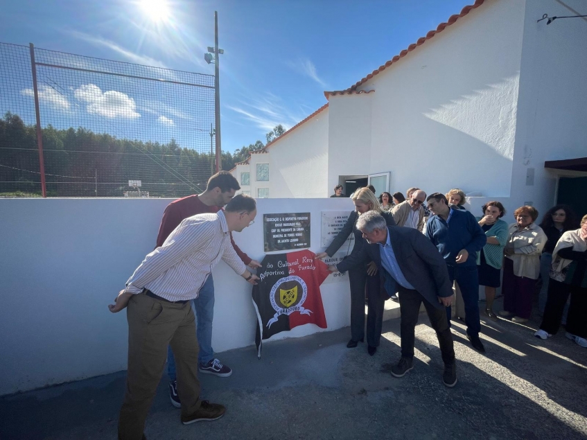 Transformação do ringue da ACRD do Furadouro em campo multidesportivo e pintura do edifício