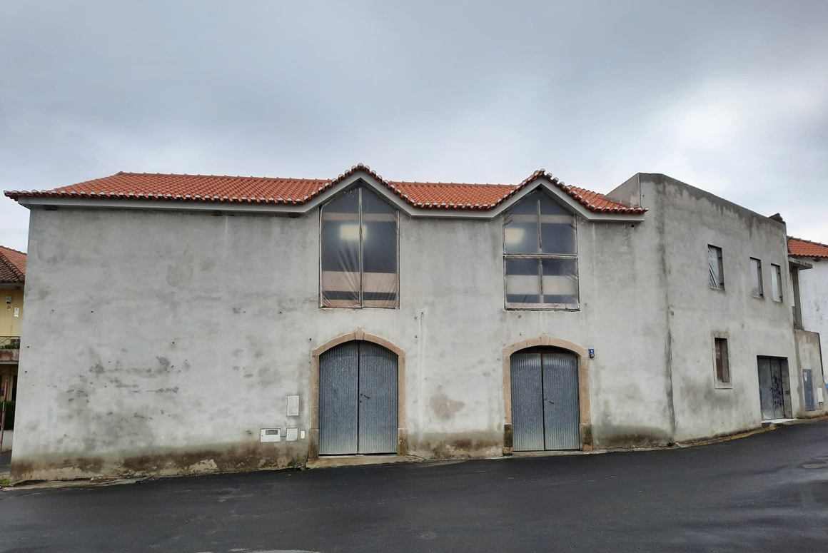 Fecho de vãos na obra do Centro Comunitário de Santo António do Ameal